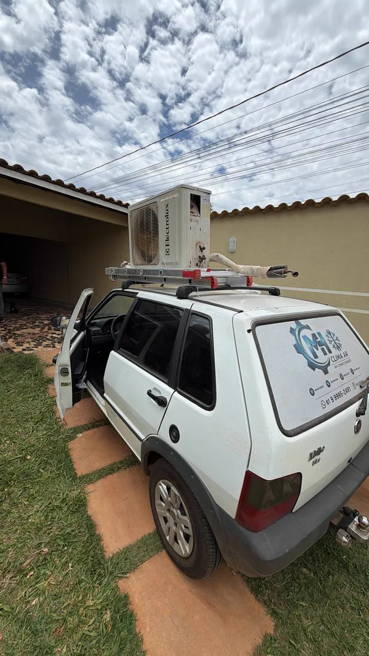 Carro da MH Clima Ar levando uma condensadora no rack do teto.