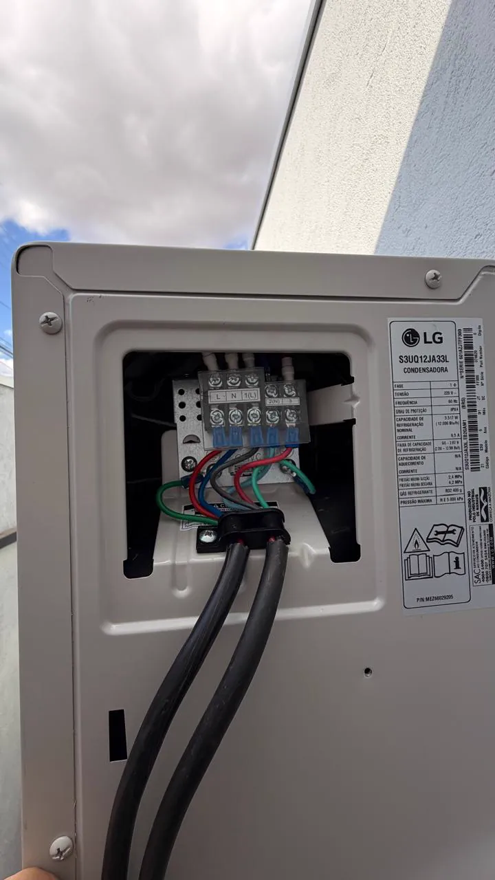 Ligação elétrica e cabos na régua de bornes de uma condensadora LG.