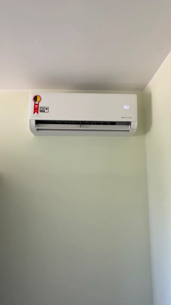 Split novo, ainda com o adesivo de fábrica, instalado no alto de uma parede clara.